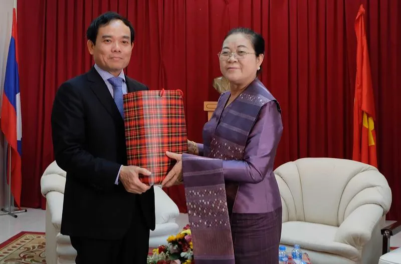 Đồng chí Trần Lưu Quang, Phó Bí thư Thường trực Thành ủy TPHCM, thăm và chúc Tết Cổ truyền Bunpimay tại Tổng Lãnh sự quán Lào tại TPHCM