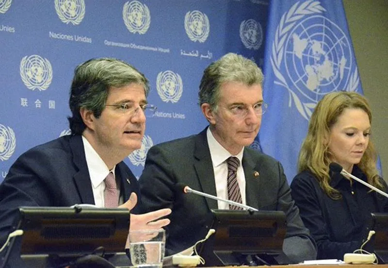Từ trái sang: Đại sứ Pháp tại LHQ Francois Delattre và Đại sứ Đức tại LHQ Christoph Heusgen tại buổi họp báo ở trụ sở LHQ ngày 1-3. Nguồn: KYODO