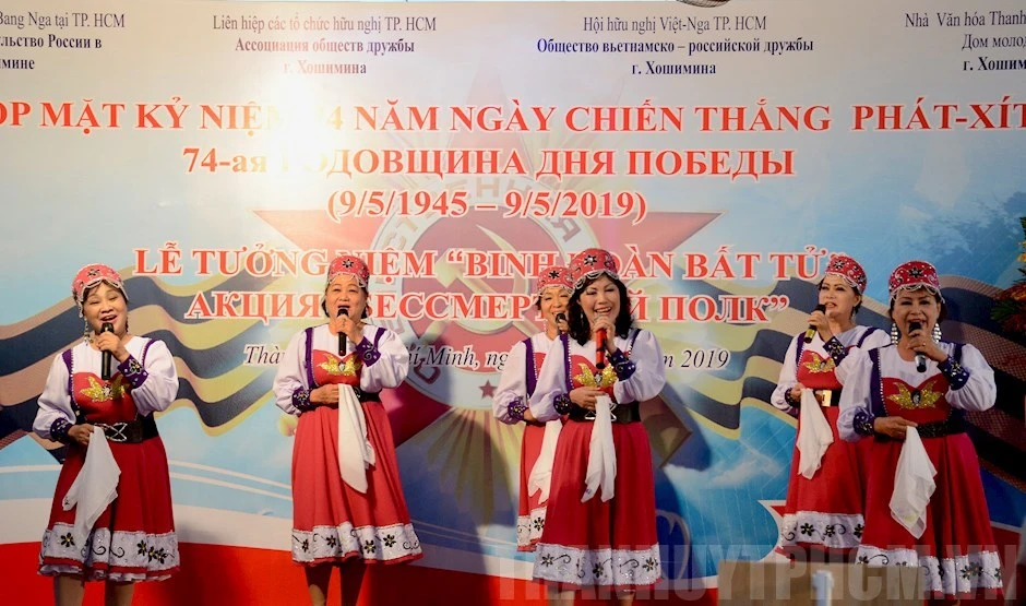 Tiết mục văn nghệ chào mừng lễ kỷ niệm. Ảnh: THANHUYTPHCM.VN