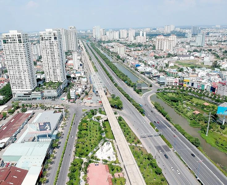 Tuyến Metro Bến Thành - Suối Tiên bên xa lộ Hà Nội Ảnh: CAO THĂNG