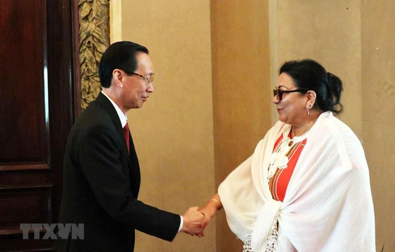 Ông Lê Thanh Liêm, Phó Chủ tịch Thường trực Ủy ban Nhân dân Thành phố Hồ Chí Minh (trái) tiếp bà Marcia Cobas, Thứ trưởng Bộ Y tế Cuba (phải). (Ảnh: TTXVN)