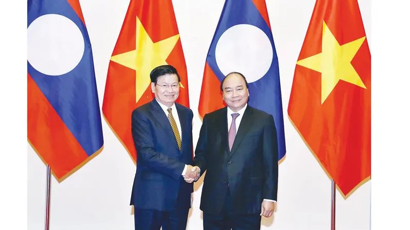 Thủ tướng Nguyễn Xuân Phúc đón Thủ tướng Lào Thongloun Sisoulith Ảnh: TTXVN
