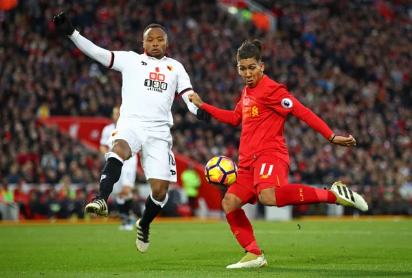 Roberto Firmino (phải, Liverpool) tranh bóng với Juan Zuniga (Watford).