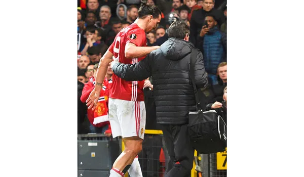 Ibrahimovic rời sân trong trận gặp Anderlecht. 