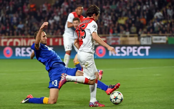 Chiellini truy cản pha đi bóng của Bernardo Silva.