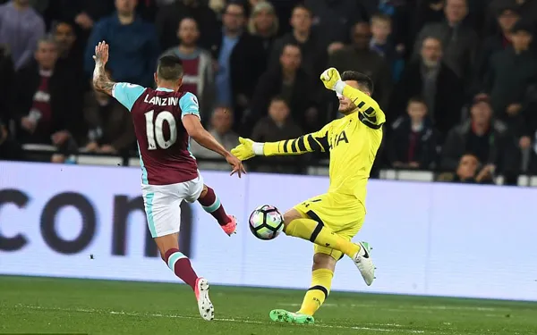 Manuel Lanzini (West Ham) trong pha đối mặt với thủ thành Hugo Lloris của Tottenham. Ảnh: Dailymail