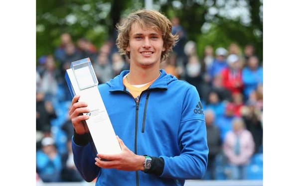 Alexander Zverev tươi cười với chiếc cúp vô địch BMW Open 2017.