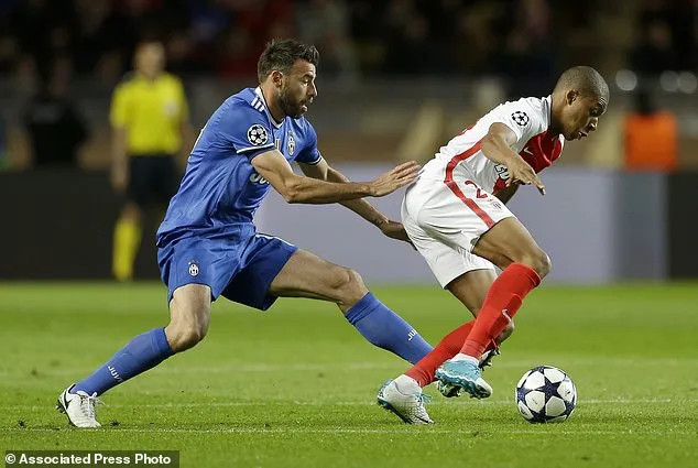 Kylian Mbappe (phải) che bóng trước Andrea Barzagli của Juventus ở trận lượt đi. Ảnh: AP