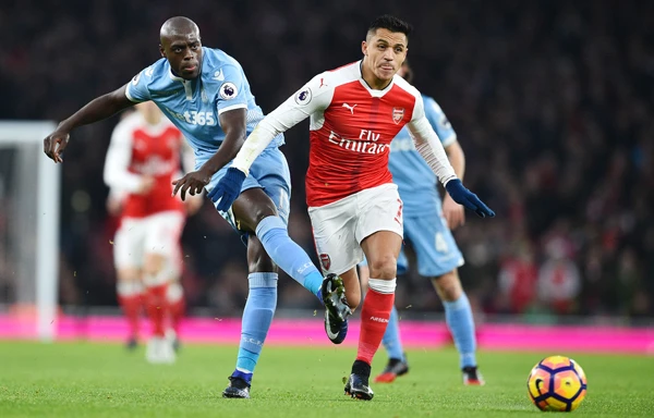 Bruno Martins Indi (trái, Stoke City) tranh bóng với Alexis Sanchez (Arsenal).