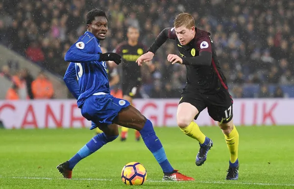 Kevin De Bruyne (phải, Man.City) tranh bóng với Daniel Amartey (Leicester).