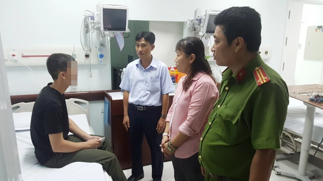 Đích thân Bí thư Đảng ủy phường Tân Hưng cùng lãnh đạo công an Phường đến tặng quà thăm hỏi, động viên anh Khang.