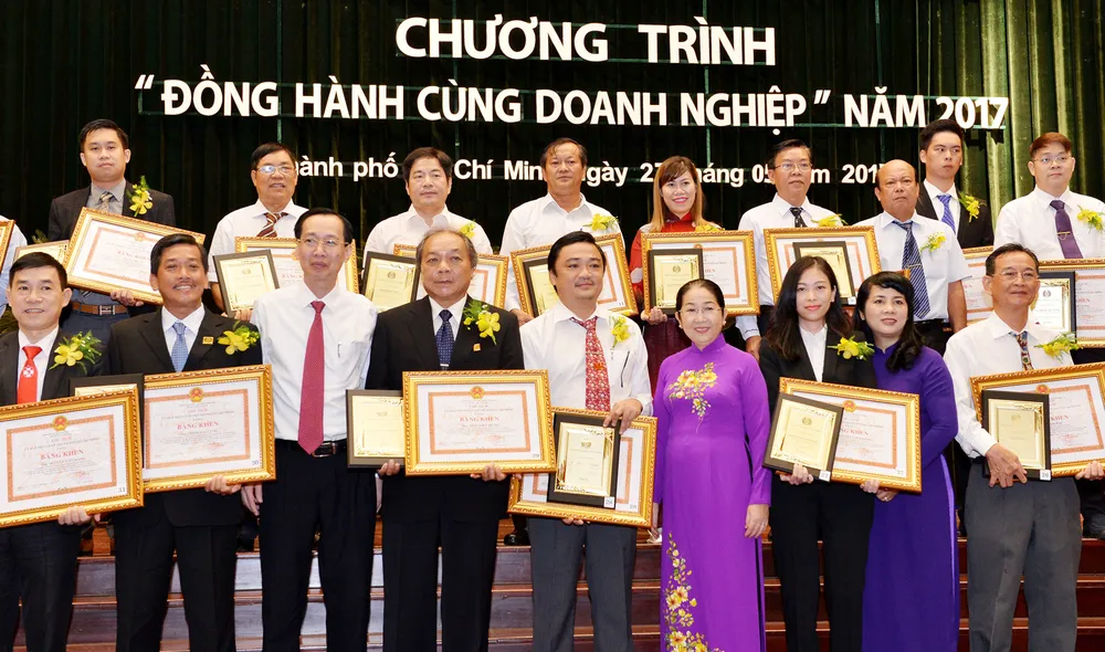 Phó Bí thư Thành ủy TPHCM Võ Thị Dung cùng các đồng chí lãnh đạo TPHCM tuyên dương các doanh nghiệp chăm lo tốt cho đời sống công nhân. Ảnh: VIỆT DŨNG