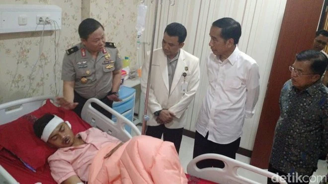 Tổng thống Indonesia Joko Widodo đến Bệnh viện Cảnh sát Kramat Jati thăm các nạn nhân của vụ đánh bom liều chết. Ảnh: Detik