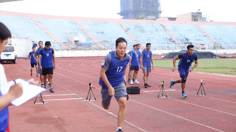 Chỉ tập huấn vài ngày liệu có đủ để các trọng tài, trợ lý trọng tài trau dồi chuyên môn, nâng cao kỹ năng xử lý tình huống…? Ảnh: T.L