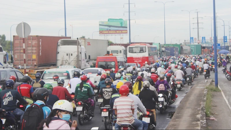 Hàng ngàn phương tiện nối đuôi nhau