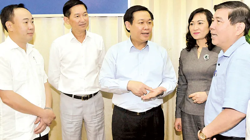 Phó Thủ tướng Vương Đình Huệ trao đổi với lãnh đạo TPHCM về đổi mới cơ chế hoạt động các đơn vị sự nghiệp công lập. Ảnh: CAO THĂNG