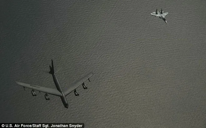 Công bố ảnh Su-27 của Nga chặn máy bay ném bom Mỹ ảnh 1