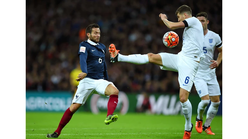 Yohan Cabaye (trái, Pháp) tranh bóng với John Stones (Anh).