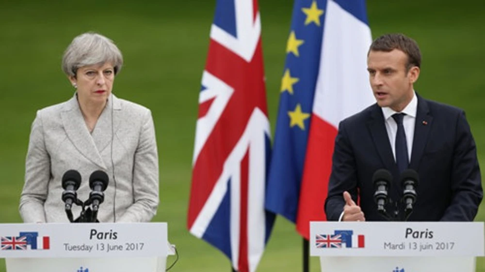 Tổng thống Pháp Emmanuel Macron và Thủ tướng Anh Theresa May họp báo sau hội đàm.