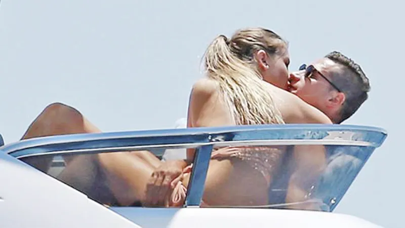 Draxler bên cạnh Linda Vaterl tại Ibiza. 