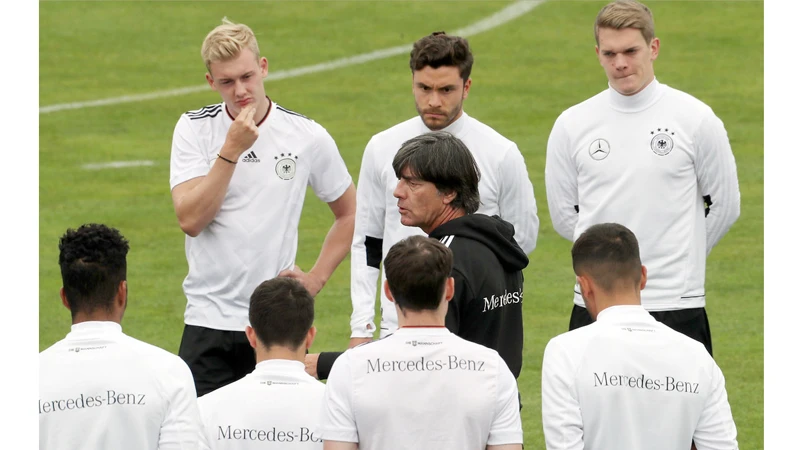 Không mặn mà với Confed Cup, ông Joachim Loew (giữa) sẽ chỉ mang sang Nga đội hình trẻ.