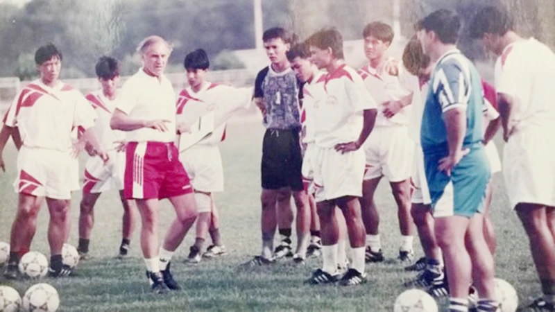 HLV Weigang cùng với các tuyển thủ chuẩn bị cho Tiger Cup 1996