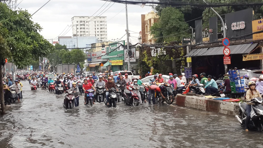 Đường Huỳnh Tấn Phát (quận 7) ngập nặng sau cơn mưa. Ảnh: MỸ HẠNH