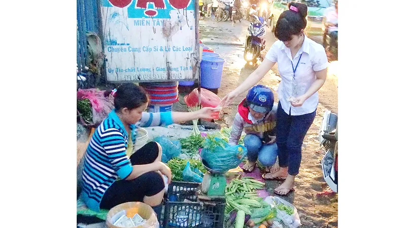 Thu nhập thấp, công nhân phải đi chợ vỉa hè buổi tối, dù thực phẩm không tươi ngon nhưng giá rẻ hơn. Ảnh: THU HƯỜNG