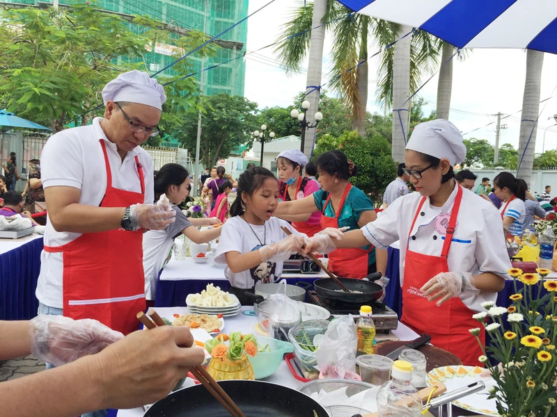 Tuyên dương 100 gia đình văn hóa, hạnh phúc tiêu biểu ảnh 2 Tuyên dương 100 gia đình văn hóa, hạnh phúc tiêu biểu ảnh 2