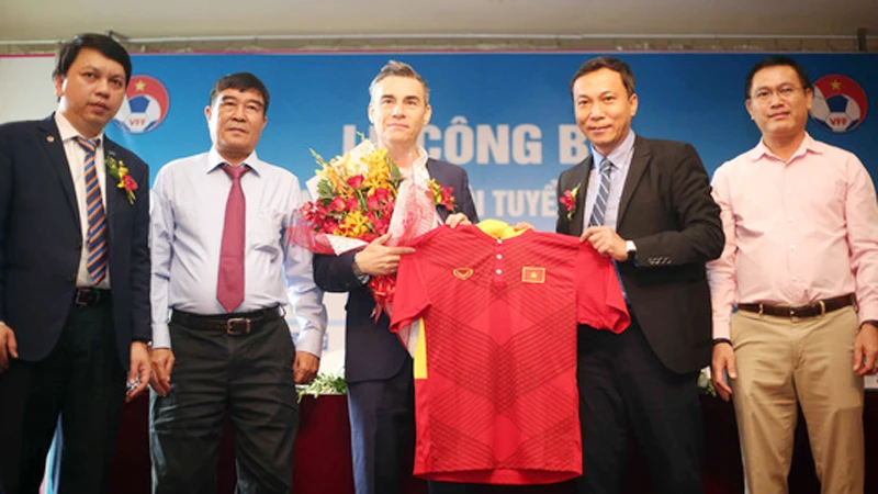 HLV Miguel Rodrigo chính thức được giao trọng trách dẫn dắt ĐT futsal Việt Nam. Ảnh: VFF