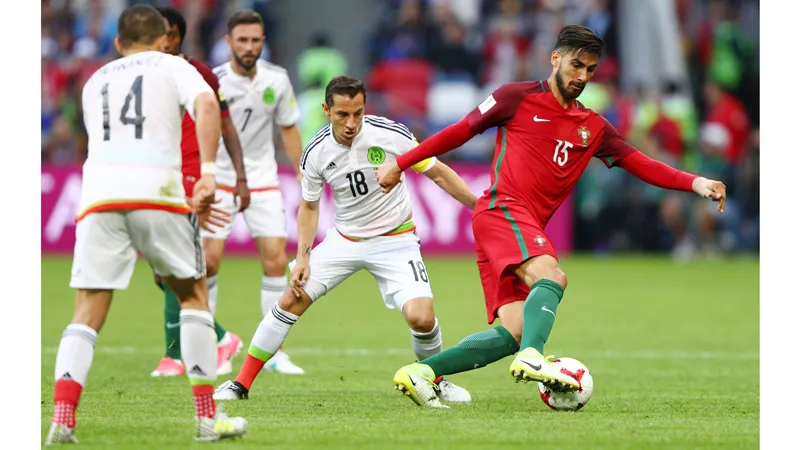 Andre Gomes (phải) quyết tìm vị trí quan trọng ở Barca. ​