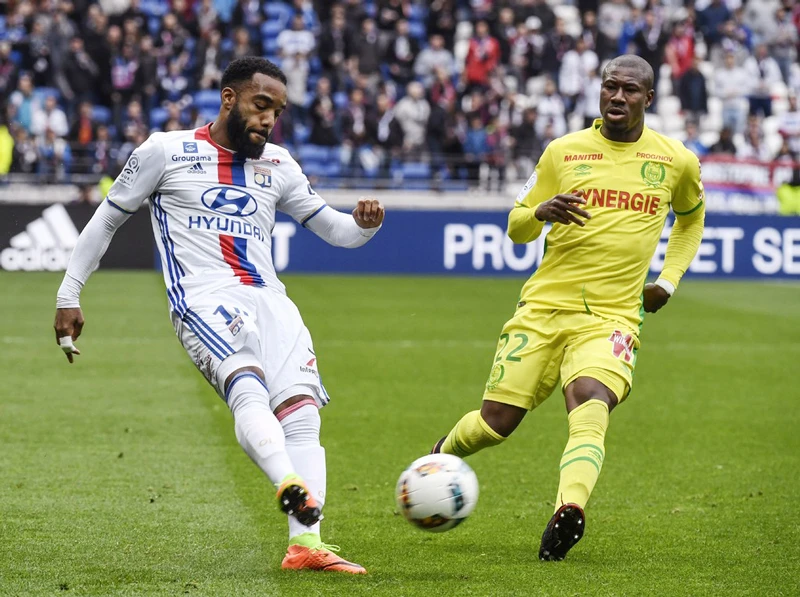 Alexandre Lacazette (trái) được xem là “sát thủ” trong khu vực 16m50.