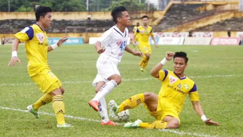 Bạo lực trên sân cỏ V-League: Những pha vào bóng ác ý ảnh 1