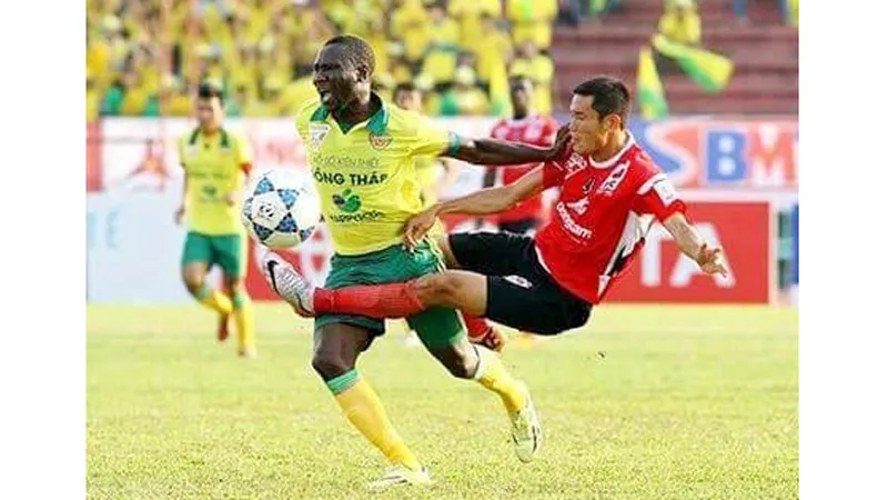 Bạo lực trên sân cỏ V-League: Những pha vào bóng ác ý ảnh 3