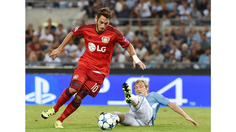 Hakan Calhanoglu (trái) đã đồng ý các điều khoản cá nhân với AC Milan.