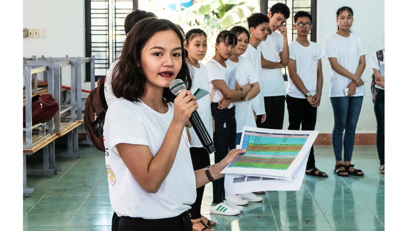 Nữ sinh Võ Tường An hướng dẫn các bạn học sinh trong chương trình “Nhà lãnh đạo trẻ”. Ảnh: Võ Tường An cung cấp.