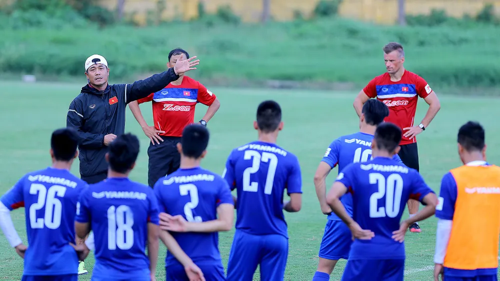 Thầy trò HLV Hữu Thắng vẫn cứ thích lặn ngụp trong ao làng không hơn không kém. Ảnh: Minh Hoàng