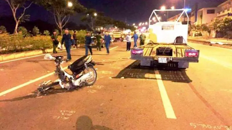 Chiếc xe máy bị gãy nát.