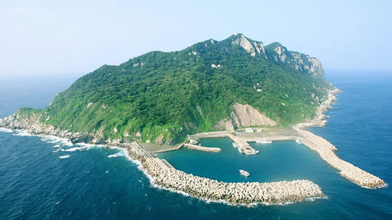 Đảo Okinohima rộng 700 m², cùng 3 rạn san hô và 4 địa điểm liên quan đã được UNESCO công nhận Di sản Thế giới. Ảnh: THE ASAHI SHIMBUN