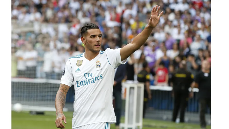 Theo Hernandez trong lễ ra mắt Real Madrid.