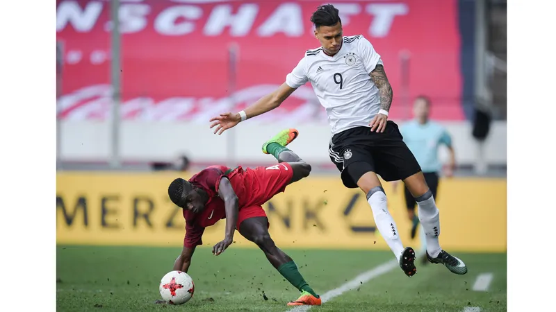 Davie Selke (phải) hy vọng sẽ góp phần giúp Hertha Berlin củng cố vị trí trong hàng ngũ tinh hoa của Bundesliga.