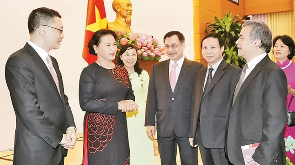 Chủ tịch Quốc hội Nguyễn Thị Kim Ngân với các đại biểu. Ảnh: TTXVN
