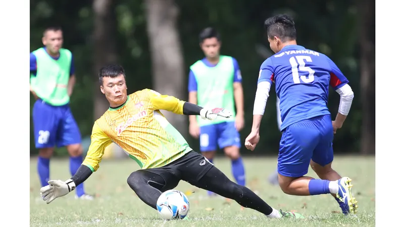 Thủ môn Tiến Dũng (trái) sẽ cạnh tranh suất chính cùng đàn anh Minh Long. Ảnh: Dũng Phương