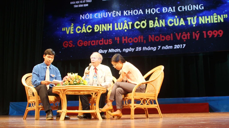 Giáo sư Nobel Vật lý 1999 nói chuyện về khoa học, vật lý với sinh viên bạn trẻ tại Bình Định