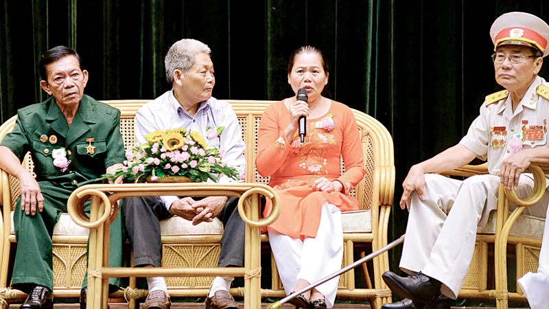 Giao lưu điển hình “ Gương trọn nghĩa, vẹn tình, cùng thương binh vượt khó”. Ảnh: VIỆT DŨNG