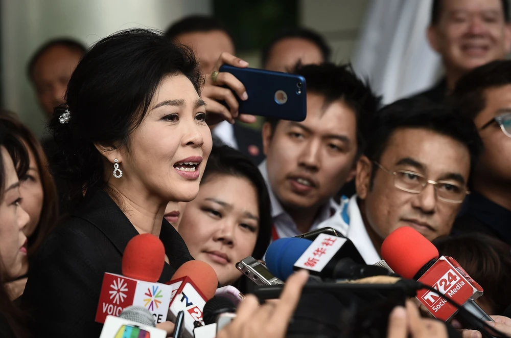 Bà Yingluck Shinawatra trả lời phỏng vấn sau khi rời Tòa án Tối cao ở Bangkok 