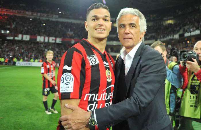 Chủ tịch Jean-Pierre Rivère (phải).