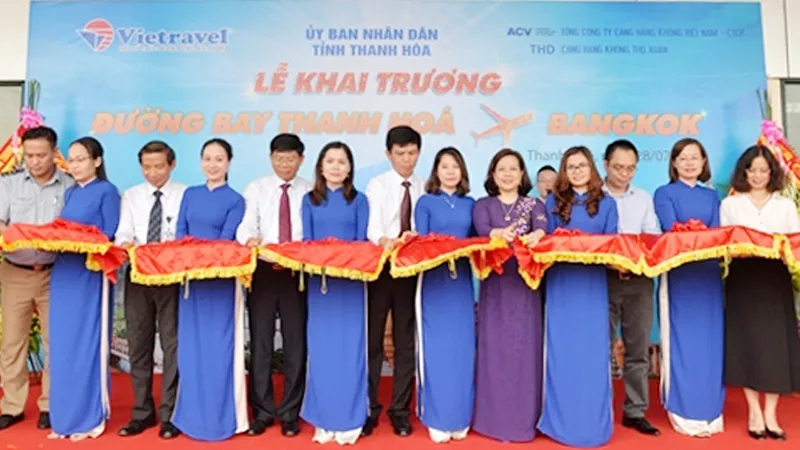 Các đại biểu cắt băng khai trương đường bay Thanh Hóa - Bangkok 
