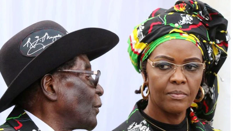 Tổng thống Zimbabwe Robert Mugabe và đệ nhất phu nhân Grace Mugabe. Ảnh: REUTERS