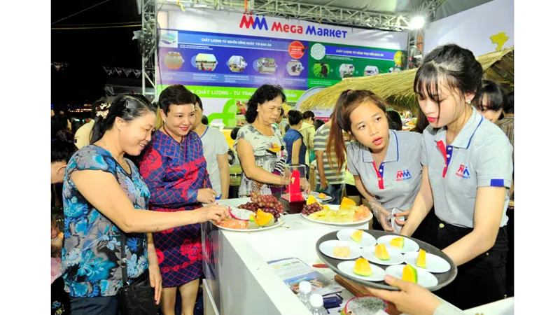 Khách hàng có thể trải nghiệm các loại trái cây tươi ngon đạt chuẩn VietGAP khi đến gian hàng MM Mega Market